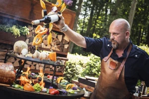 Guy Weyts pouring oil over the food.jpeg