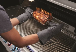 62147_genuinecowhideleather_bbqgloves_inuse.jpg