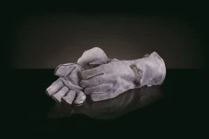 62147_genuinecowhideleather_bbqgloves_onblack.jpg