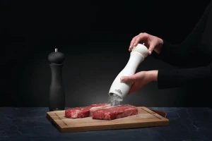 90004-Salt-Pepper-Grinders-in-use-Salt (1).jpg