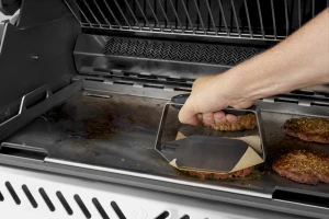 GACP001_GriddleBurgerPress_InUse-w-press-1000x667-a006145.png